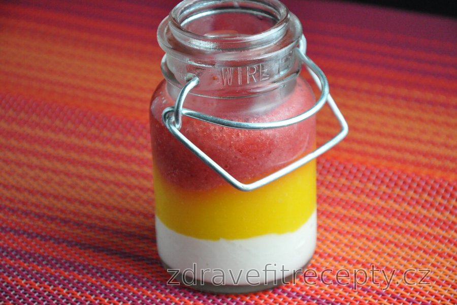 Jahodovo-mangová panna cotta