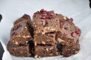 Fazolové brownies s brusinkami, kokosem a ořechy (bez mouky)