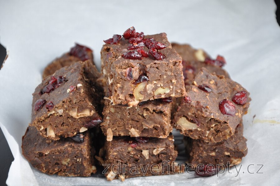 Fazolové brownies s brusinkami, kokosem a ořechy (bez mouky)