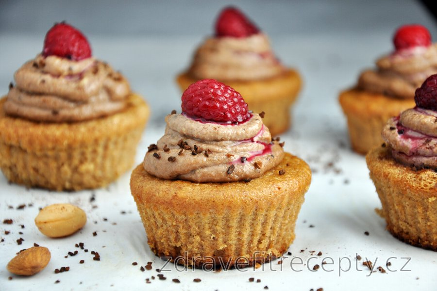 Mandlové cupcakes s kávovým kešu krémem (bez mouky)