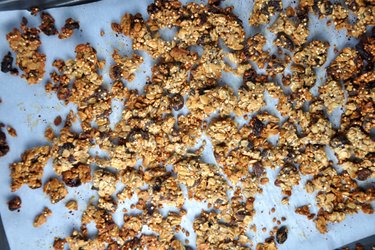 Křupavé zapékané müsli (granola) z ovesných vloček, pohanky a quinoy