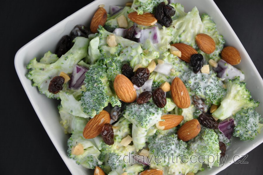 Zdravý brokolicový salát s rozinkami a mandlemi