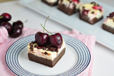 Brownie cheesecake s třešněmi