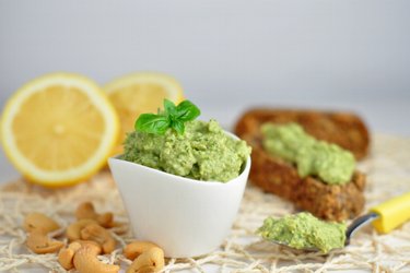 Fit avokádovo-bazalkové pesto