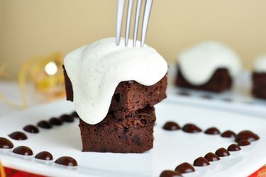 Čokoládový proteinový koláč s vanilkovým krémem