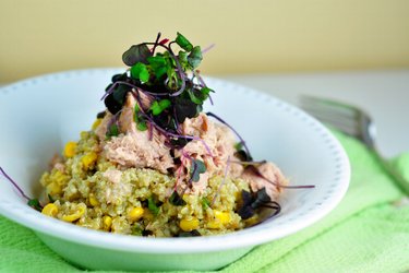 Quinoa s bazalkovým pestem a tuňákem