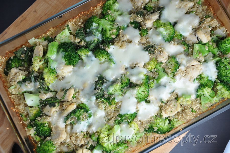 Zapečená quinoa s brokolicí a kuřecím masem