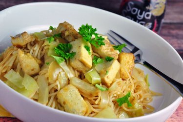 Chow mein s dušeným zelím a opečeným tofu