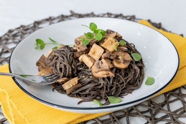 Tofu na žampionech s těstovinami