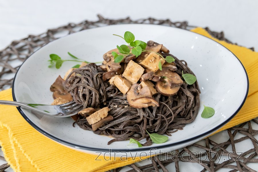 Tofu na žampionech s těstovinami