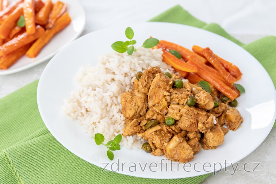 Kuřecí prsa s tofu, hráškem, mrkvovými hranolky a kari rýží