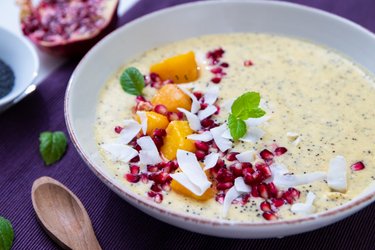 Mango smoothie bowl s mákem