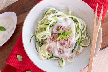 Low carb cuketové nudle se sýrovou omáčkou a tuňákem