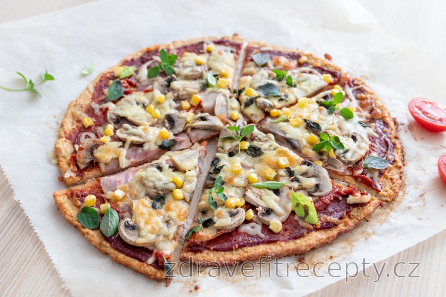 Jednoduchá fitness pizza z tvarohu a ovesných vloček
