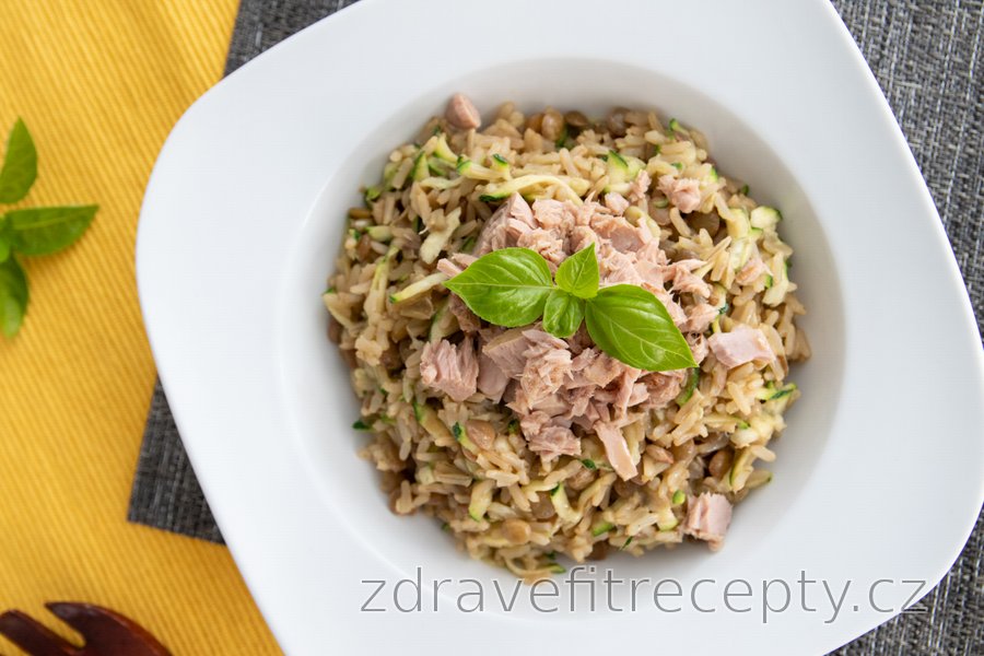 Čočkové rizoto s cuketou a tuňákem