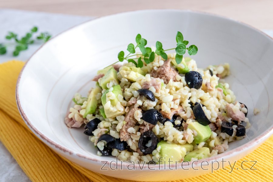 Bulgur s avokádem, tuňákem a olivami