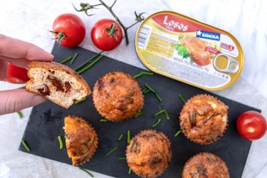 Slané vajíčko-lososové muffiny s cibulí