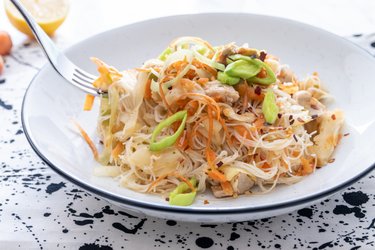 Rýžové nudle s kuřecím masem, pórkem a chilli omáčkou