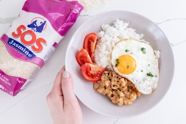 Rychlá miska s krevetami, rýží a vajíčkem